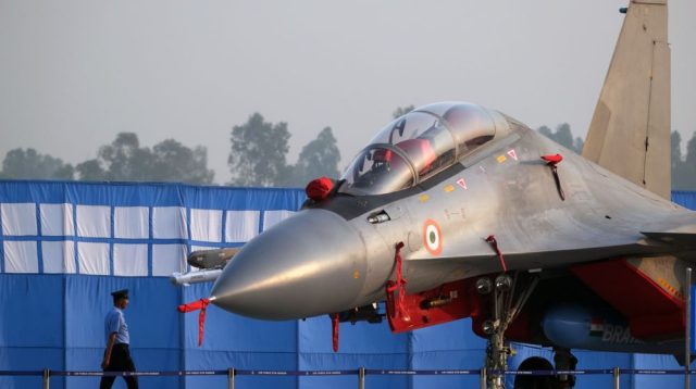 Jet tempur Sukhoi 30 MKII Angkatan Udara India (IAF) yang dikembangkan oleh Sukhoi Aviation Holding Co, dipamerkan dalam Parade Hari Angkatan Udara di Stasiun Angkatan Udara Hindon di Ghaziabad, Uttar Pradesh, India, hari Jumat (8/10/2020)