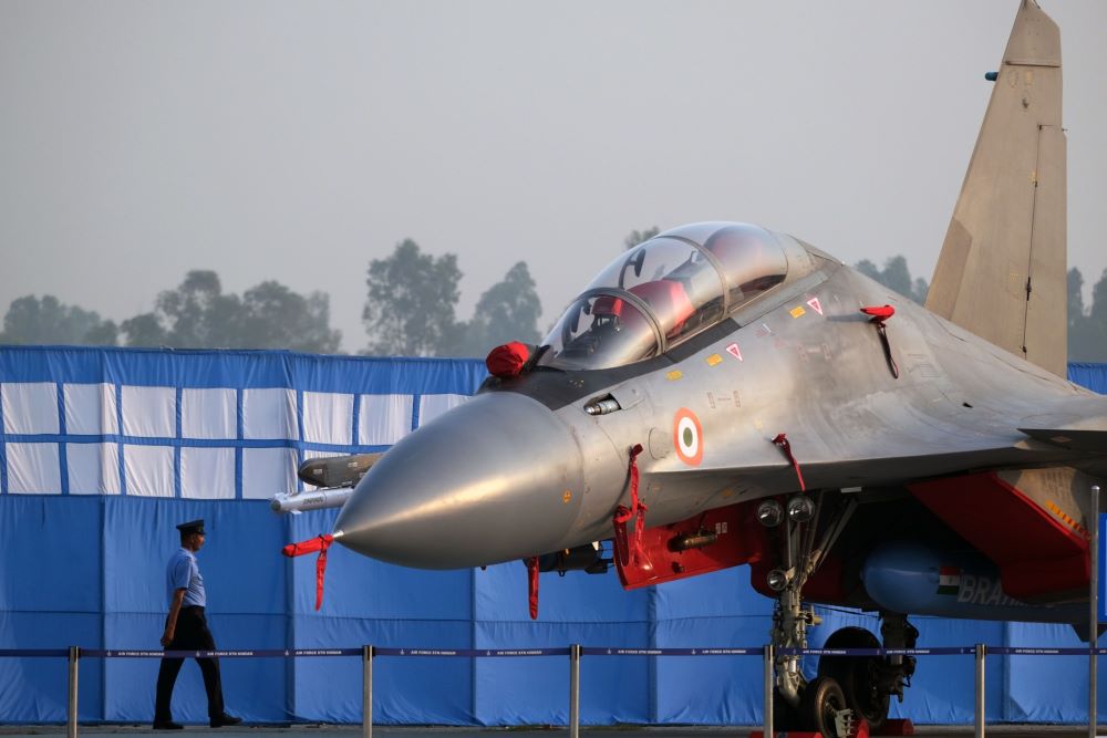 Jet tempur Sukhoi 30 MKII Angkatan Udara India (IAF) yang dikembangkan oleh Sukhoi Aviation Holding Co, dipamerkan dalam Parade Hari Angkatan Udara di Stasiun Angkatan Udara Hindon di Ghaziabad, Uttar Pradesh, India, hari Jumat (8/10/2020)