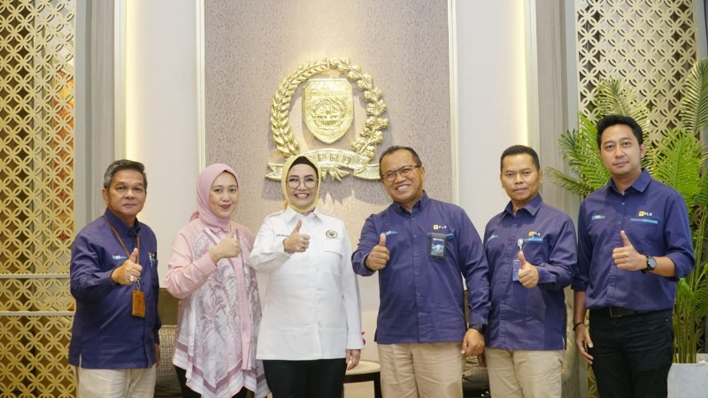 General Manager PLN UID S2JB, Amris Adnan, beserta jajaran disambut hangat Ketua DPRD Provinsi Sumsel Hj R.A Anita Noeringhati SH MH. di ruang rapat VIP DPRD Sumsel pada 11 April 2023 lalu.