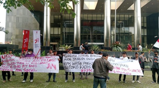 Forum Mahasiswa Sumatera Selatan (Formasa) menggelar aksi demontrasi di depan gedung Merah Putih, Kuningan, Jakarta Selatan pada Selasa 11 Juli 2023.