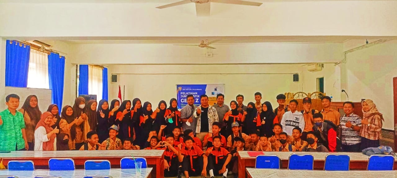 Ketua FWP Sumsel Hasan Basri SH didampingi Sekretarisnya Muzhar Apandi SIP MSi, pengurus Al Abror [Vandozer] SE dan Marwah berpose bersama peserta didik SMK Negeri 1 Palembang usai pelatihan Jurnalistik.