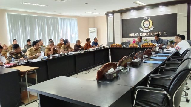 Komisi II DPRD Kota Palembang rapat bersama PT Kuala Permai, Bapenda Kota Palembang, DPMPTSP, Satpol-PP, di ruang Rapat Komisi II Palembang, Selasa 2 Juni 2026.
